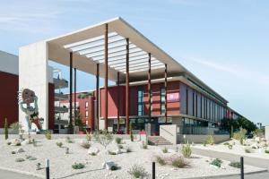 un grand bâtiment en face d'un bâtiment dans l'établissement Appart'City Classic Nîmes, à Nîmes