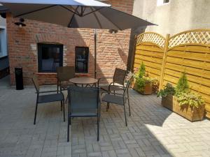Patio lub wspólna przestrzeń na świeżym powietrzu w obiekcie Apartamenty Centrum Park Sowińskiego 19
