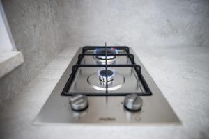 un forno a piano cottura posto sopra un bancone di Ubytovanie Alej Bojnice a Bojnice Altre 27 foto
