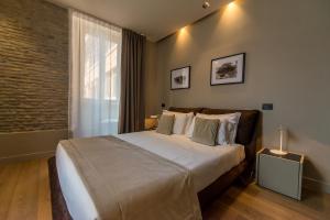 Un pat sau paturi într-o cameră la Campo Marzio Luxury Suites