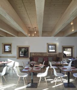 ein Zimmer mit Tischen, Stühlen und einem Sofa in der Unterkunft Restaurant Hotel Chalet Del Sole in Sauze dʼOulx