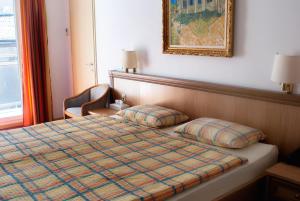 Rúm í herbergi á Hotel Dischma - FREE BUS AND TRAIN TICKET