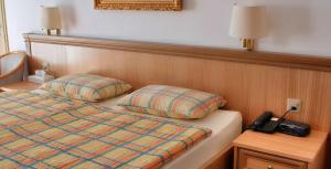 Rúm í herbergi á Hotel Dischma - FREE BUS AND TRAIN TICKET