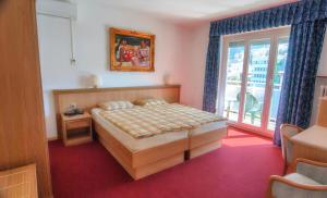Rúm í herbergi á Hotel Dischma - FREE BUS AND TRAIN TICKET
