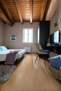 Postel nebo postele na pokoji v ubytování Klinec Plešivo Art Rooms + 37 fotografií