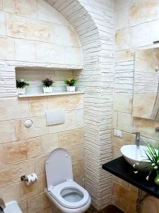 La salle de bains est pourvue de toilettes et d'un lavabo. dans l'établissement Room n.22, à Tarente