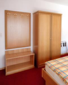 Rúm í herbergi á Hotel Dischma - FREE BUS AND TRAIN TICKET