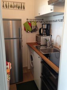 Η κουζίνα ή μικρή κουζίνα στο Appartement Front de Mer avec Piscine +1 φωτογραφίες