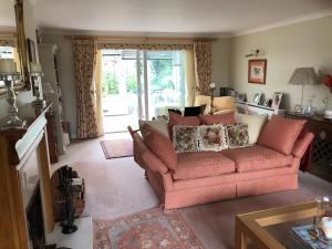 uma sala de estar com um sofá vermelho e uma janela em Hysett House em Midhurst