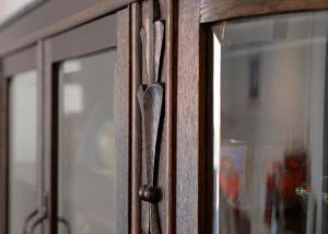 a wooden door with a pair of handles on it at Appartment Ferienwohnung mit großer Terrasse Ohlerich Speicher Wismar in Wismar