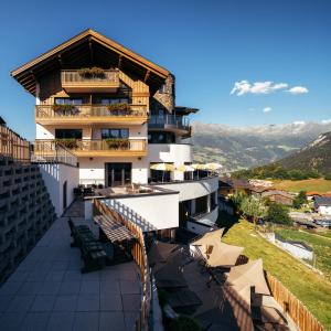 a building with a balcony with a view at Das Landerer in Ladis