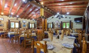 Casas Rurales Los Enebros Nerpio餐厅或其他用餐的地方