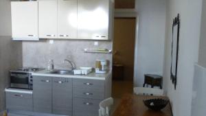 A kitchen or kitchenette at Villa Iris Még 14 kép