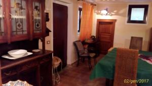 Habitación con cama, mesa y silla en Taverna Paradiso, en Acquedolci