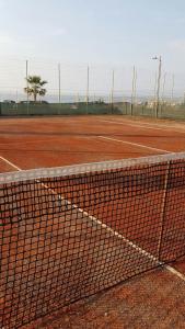 una red de tenis en una pista de tenis en Taverna Paradiso, en Acquedolci