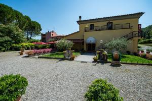 una casa con un vialetto di ghiaia davanti di Hotel Molino D'Era a Volterra