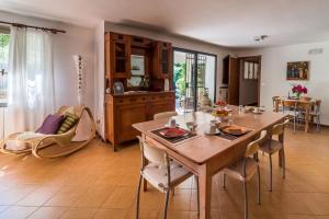 una cucina e una sala da pranzo con tavolo e sedie in legno di Bed and Breakfast Miotto a Montegalda