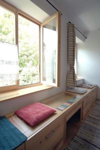 a room with a bench and two windows at Alt Apartament in Sibiu