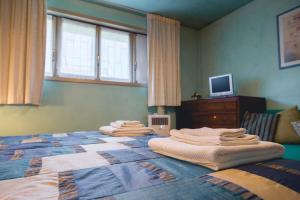 1 dormitorio con 3 pilas de toallas en una cama en Bed and Breakfast Miotto, en Montegalda