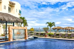 Bazén v ubytování Artisan Playa Esmeralda Family Beach Hotel nebo v jeho okolí