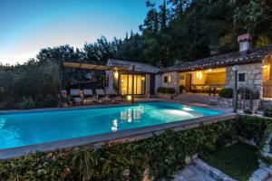 LovornoにあるKameni Dvori - Family Holiday Villa near Dubrovnikの家の裏庭にあるプール