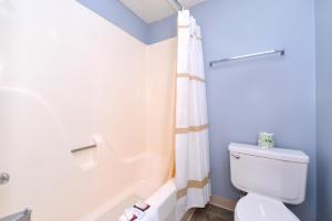 Ванная комната в Americas Best Value Inn & Suites Branson - Near the Strip +13 фотографий