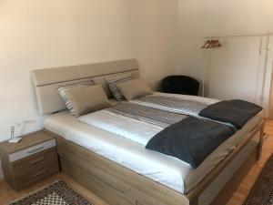 duże łóżko w pokoju z: w obiekcie City Apartments Klinikum w mieście Klagenfurt