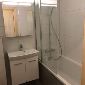 łazienka z prysznicem i umywalką w obiekcie City Apartments Klinikum w mieście Klagenfurt +34 zdjęcia
