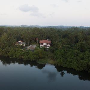 - une vue aérienne sur une maison à côté d'une rivière dans l'établissement Madampe House 3 bedroom villa with pool for#7, à Ambalangoda