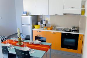 Kuchyň nebo kuchyňský kout v ubytování Apartments 1234