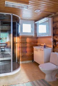 SonkaにあるLeenan tupaのバスルーム(シャワー、トイレ付)