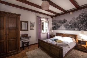 LovornoにあるKameni Dvori - Family Holiday Villa near Dubrovnikのベッドと机が置かれた寝室 +37枚の写真