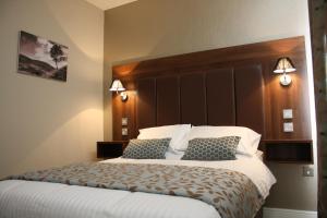 a bedroom with a large bed with two pillows at Twin Oaks Hotel in Chesterfield +42 photos