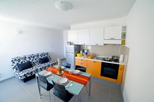 Kuchyň nebo kuchyňský kout v ubytování Apartments 1234