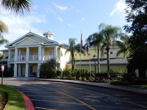 un edificio blanco con palmeras y una calle en Bahama Bay en Kissimmee