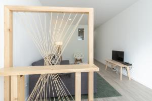 Zimmer mit einem Tisch und einem Spiegel in der Unterkunft Slowlife Furadouro in Furadouro