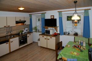 une cuisine avec une table et une salle à manger dans l'établissement Ferienwohnungen Ströhlein, à Absberg