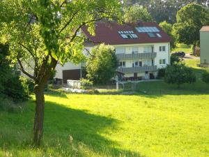 Taman di luar Ferienwohnungen Ströhlein
