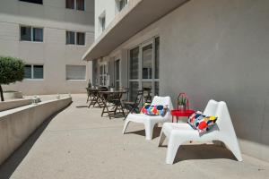 - un ensemble de chaises et de tables sur une terrasse dans l'établissement Appart'City Classic Marseille Aéroport - Vitrolles, à Vitrolles