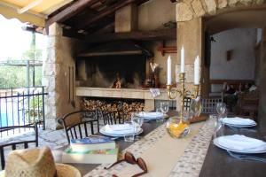 LovornoにあるKameni Dvori - Family Holiday Villa near Dubrovnikのテーブルと暖炉のあるダイニングルーム