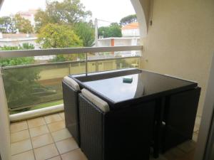 Cette chambre dispose d'un balcon avec une grande fenêtre. dans l'établissement Le Garden 250 m plage du Chay, à Royan