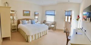 a bedroom with a bed and a desk in a room at Carlton Towers Stapleton's & Parkgate's in Carlton