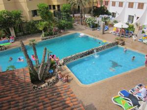 an overhead view of a swimming pool in a hotel at Chill out Apartment Tenerife in Arona