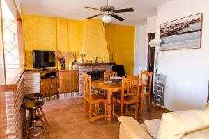 コニル・デ・ラ・フロンテーラにあるCasa los Mellizos, ideal para familiasのリビングルーム(テーブル、椅子、テレビ付)
