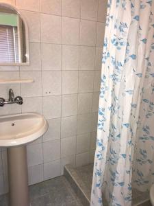 baño con lavabo y cortina de ducha en Hotel Ankor, en Kranevo