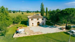 una vista aérea de un pequeño edificio de piedra en un campo en Villa Licinia en Foligno