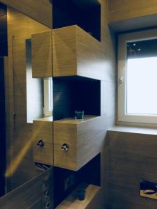 Televízia a/alebo spoločenská miestnosť v ubytovaní Apartament Ala