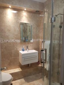 A bathroom at Senlac Guesthouse 