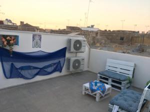 een balkon met twee stoelen en een tafel bij Al Madinah in Mazara del Vallo