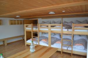 Zimmer mit 3 Etagenbetten in einem Zimmer in der Unterkunft Gasthaus Löwen in Hemberg